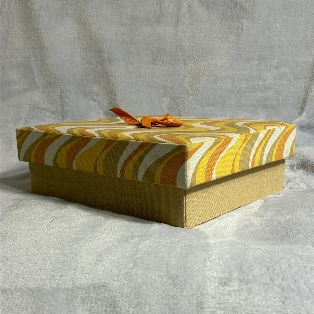 Victoria’s Secret Retro Wave Pattern Box with Ribbon (EMPTY) - Picture 4 of 11
